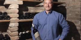 Dělá vlastní víno, sám si postavil sklep a dováží vína, která určitě neznáte.