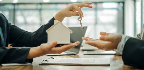 Uspořte čas i peníze. Důvodů, proč při prodeji nemovitosti spolupracovat s realitkou, je však více.
